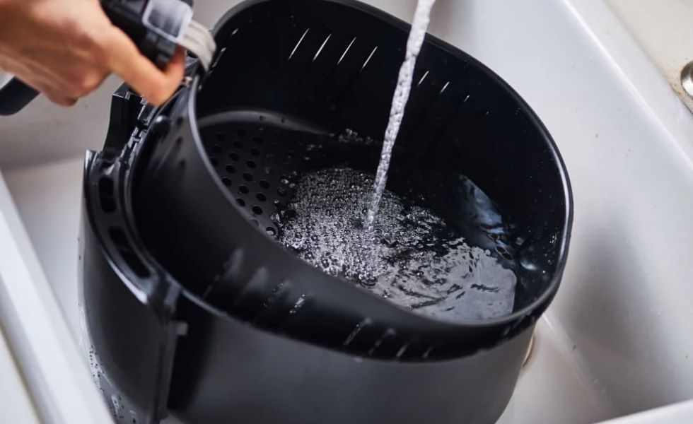 vệ sinh nồi chiên không dầu