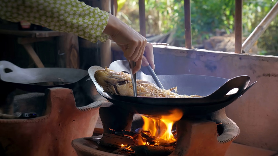 Chiên cá tai tượng với lửa vừa