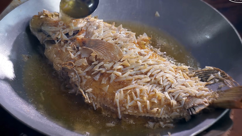 Chiên vàng giòn hai mặt cá