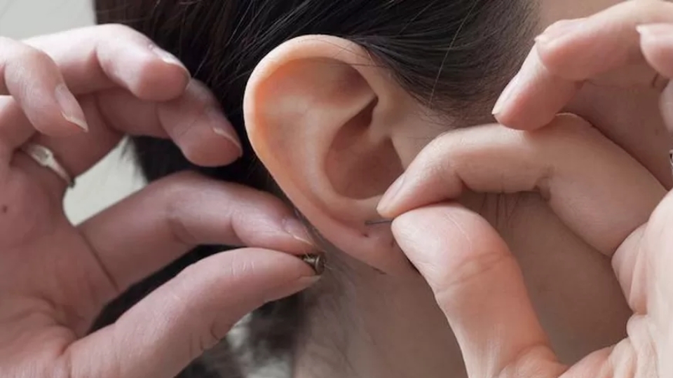Bạn hãy vệ sinh lại tai và đeo khuyên mới