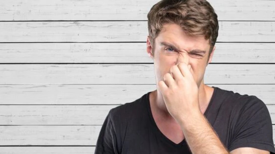 Mùi hôi khó chịu khi đã tháo khuyên tai