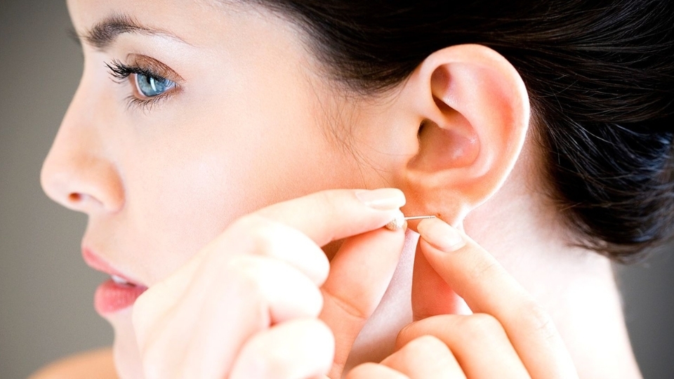 Đặt tay vào đúng vị trí tháo