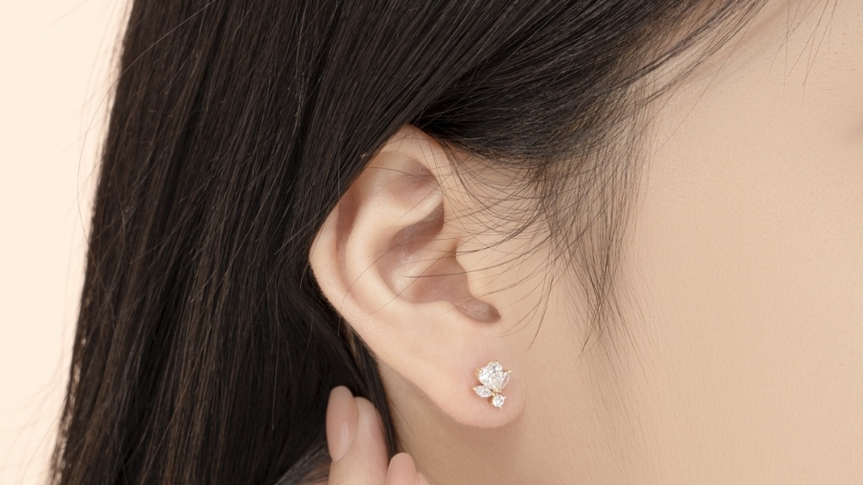 Tiến hành xoay khuyên tai nhiều lần