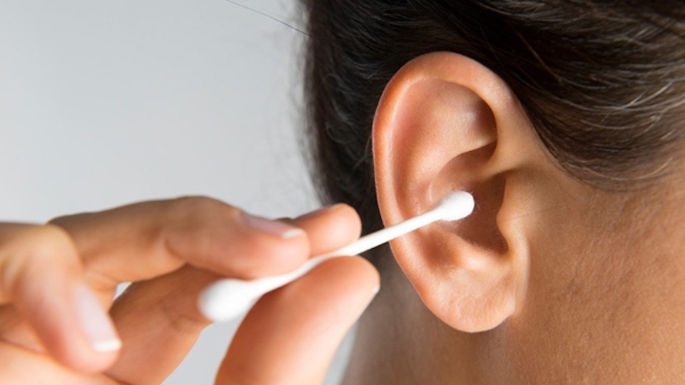 Hãy ngâm tai bằng nước ấm và bắt đầu vệ sinh tai