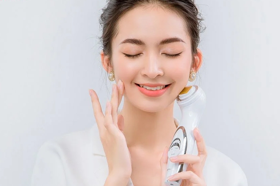 Máy massage mặt ứng dụng công nghệ RF.