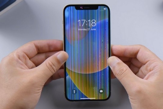 Màn hình iPhone bị sọc xanh - hình 3