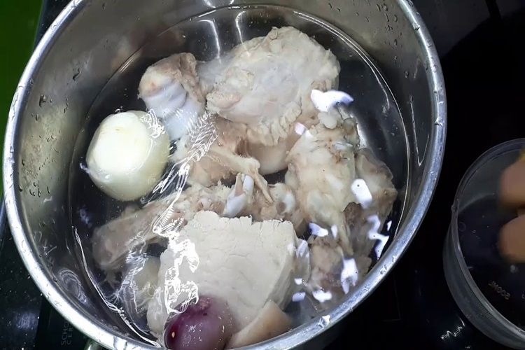 Sơ chế xương heo sạch sẽ với sả và hành tím