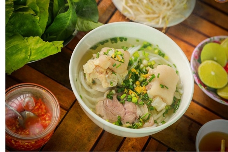 Bánh canh xương heo thơm ngon, đậm đà