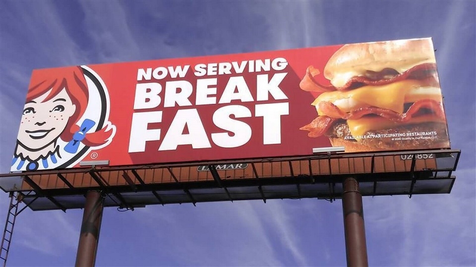 Biển quảng cáo OOH của chuỗi thức ăn nhanh Wendy's 