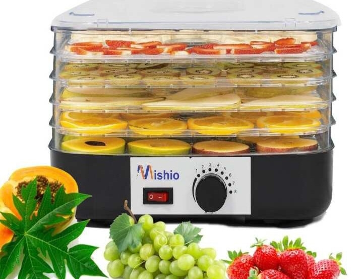 Sắp xếp hoa quả lên từng khay để sấy