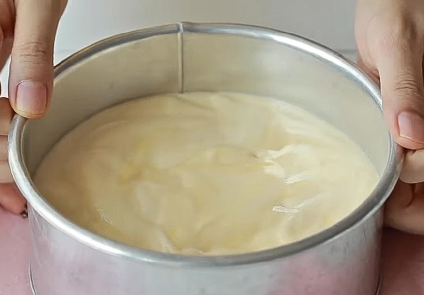 Đổ bột bánh vào khuôn