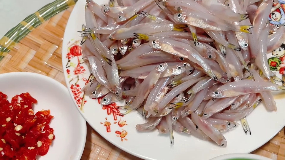 Cá cơm sơ chế sạch sẽ