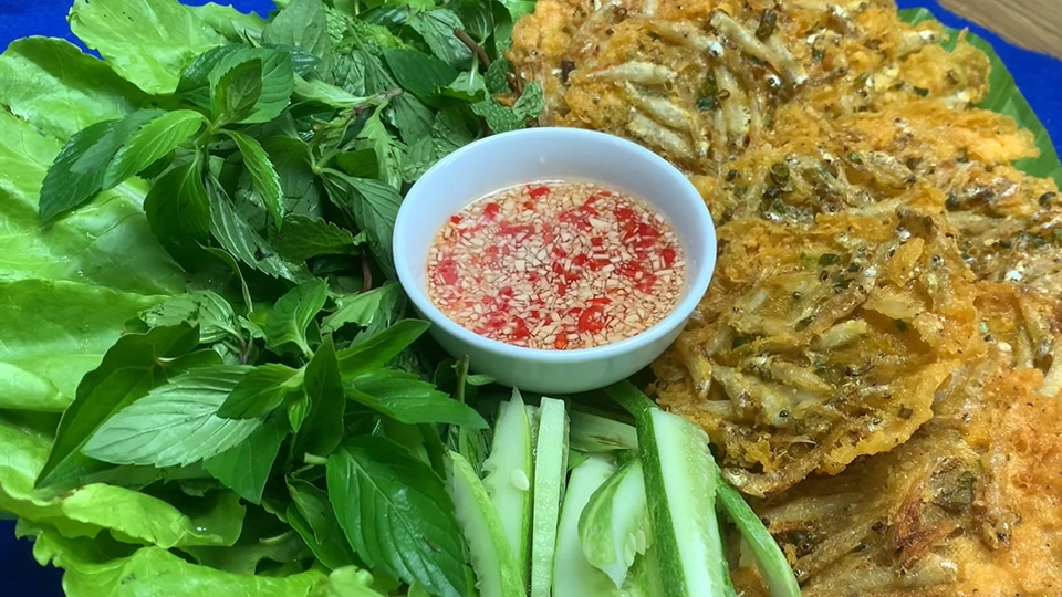 Món cá chiên bột ăn cùng rau xanh chấm nước mắm chua ngọt