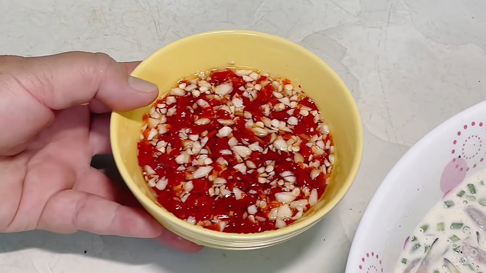 Pha nước mắm chua ngọt