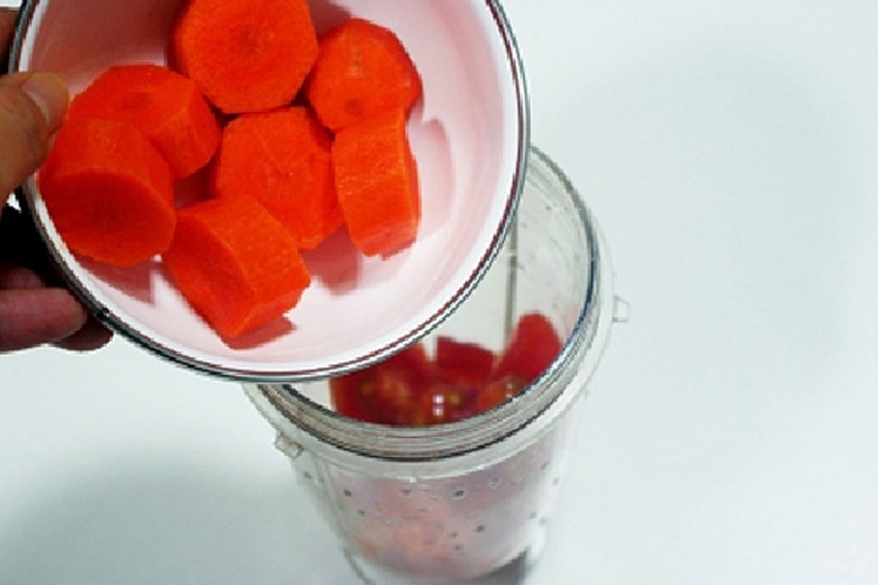 Xay nhuyễn cà rốt và cà chua làm sinh tố.