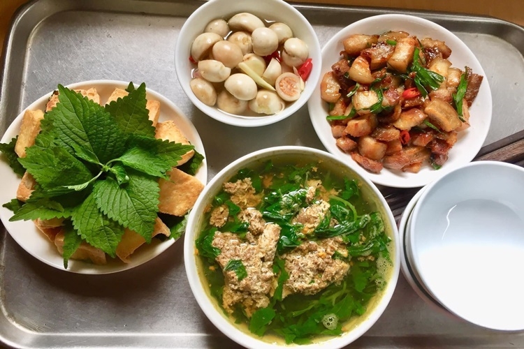 Canh cua mồng tơi rau đay ăn cùng với cà muối rất đưa cơm