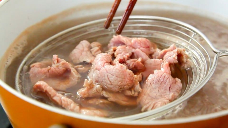 Sơ chế và trụng thịt bò