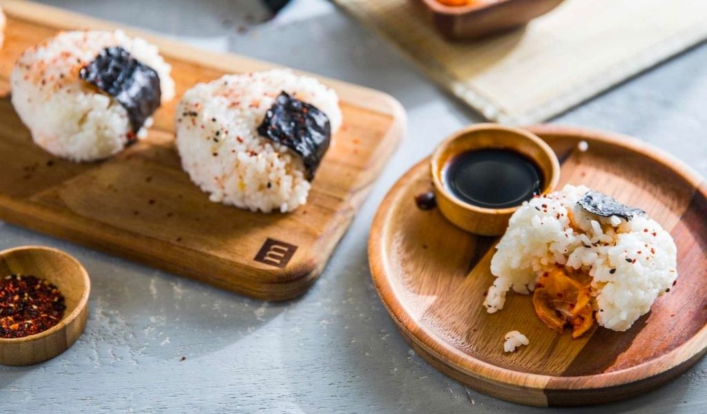 Hướng dẫn làm cơm nắm tam giác đa dạng hương vị chuẩn Nhật Bản lạ miệng, đơn giản 3