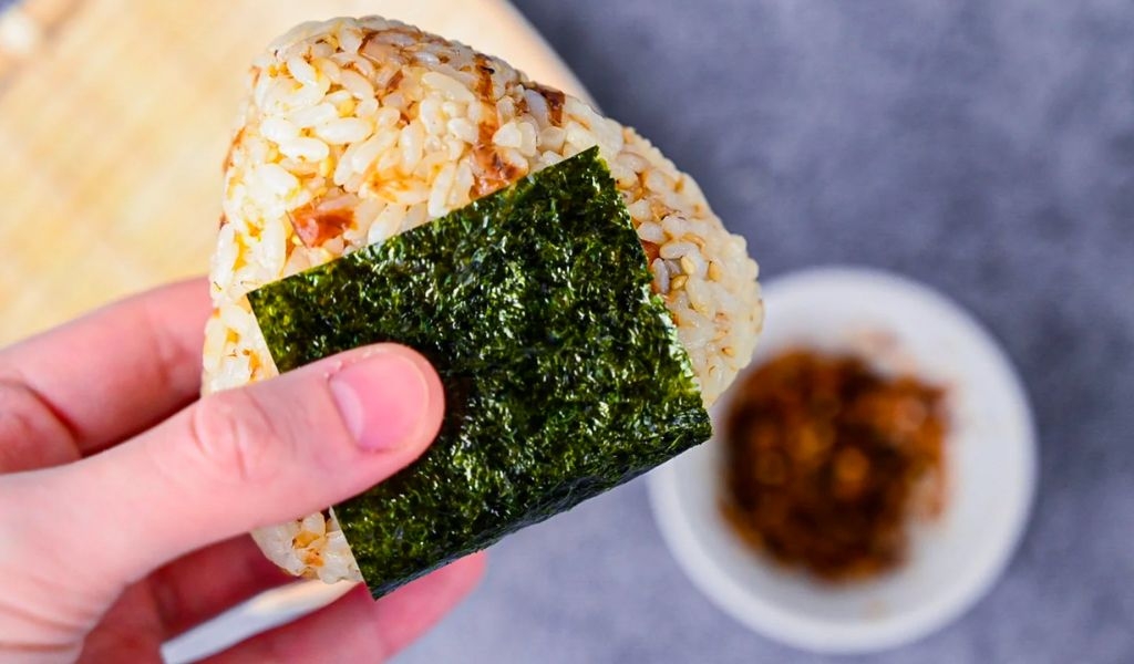 Hướng dẫn làm cơm nắm tam giác đa dạng hương vị chuẩn Nhật Bản lạ miệng, đơn giản 1