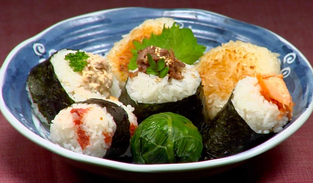 Hướng dẫn làm cơm nắm tam giác đa dạng hương vị chuẩn Nhật Bản lạ miệng, đơn giản 5
