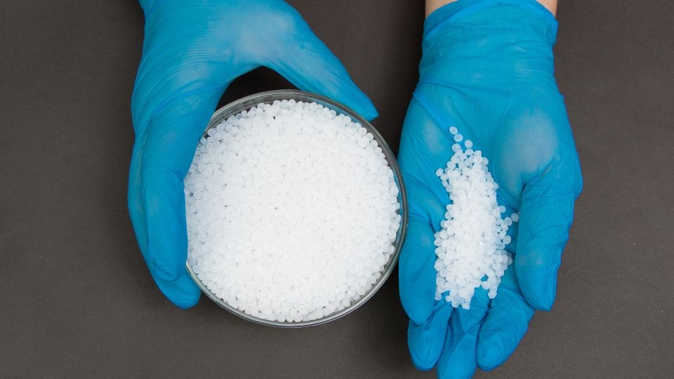 Hạt nhựa có màu trắng đục