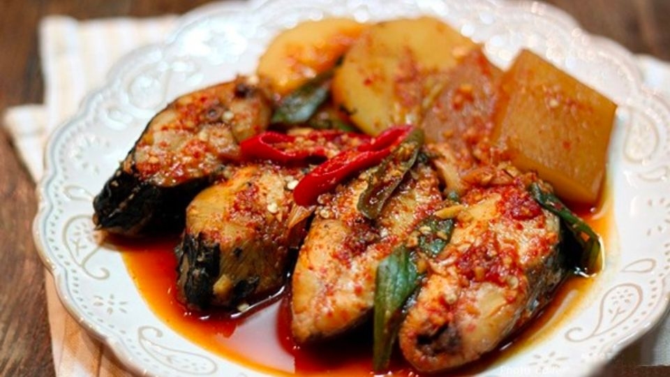 Cá chép kho củ cải trắng