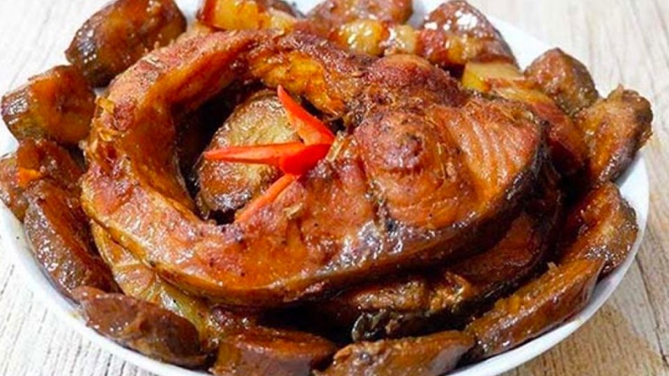 Cá chép kho chuối xanh