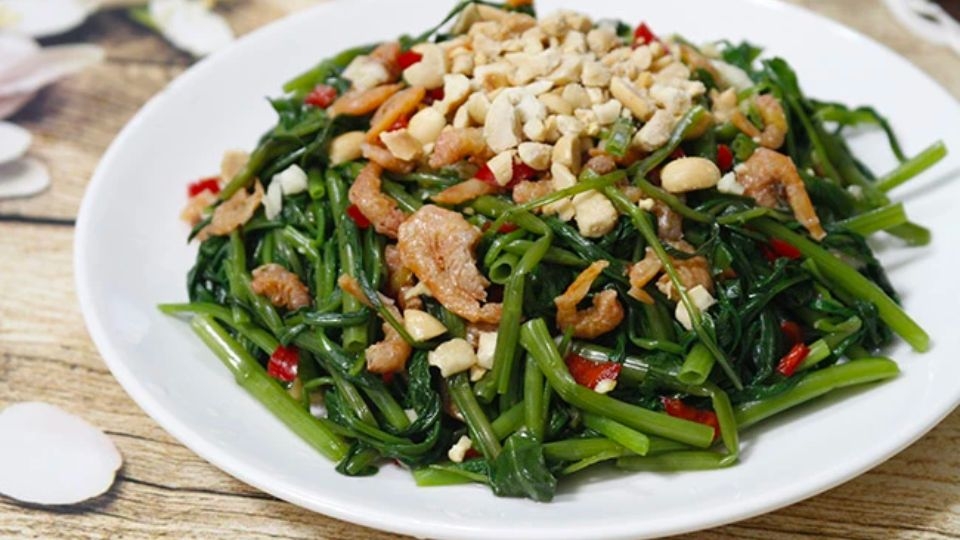 Ensalada de tallo de espinaca con camarones secos