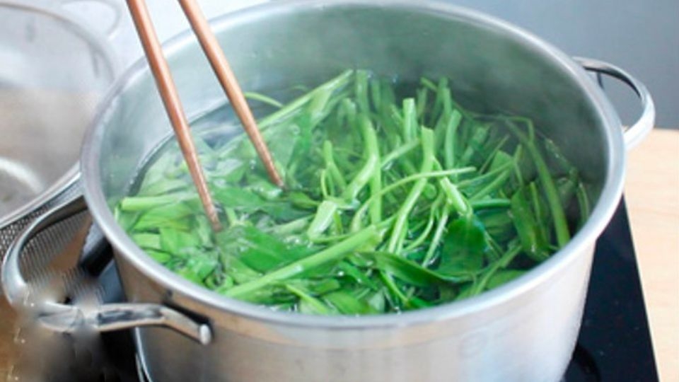 Luộc rau muống