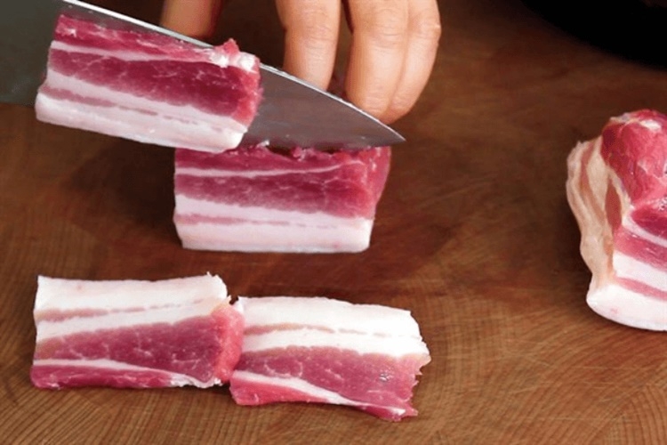 Thái thịt thành từng miếng vừa ăn