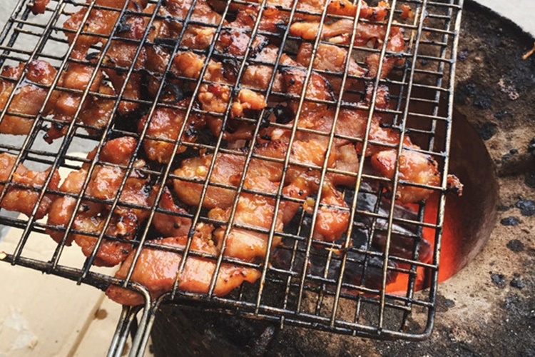 Nướng thịt ở nhiệt độ vừa trong khoảng 40 - 50 phút