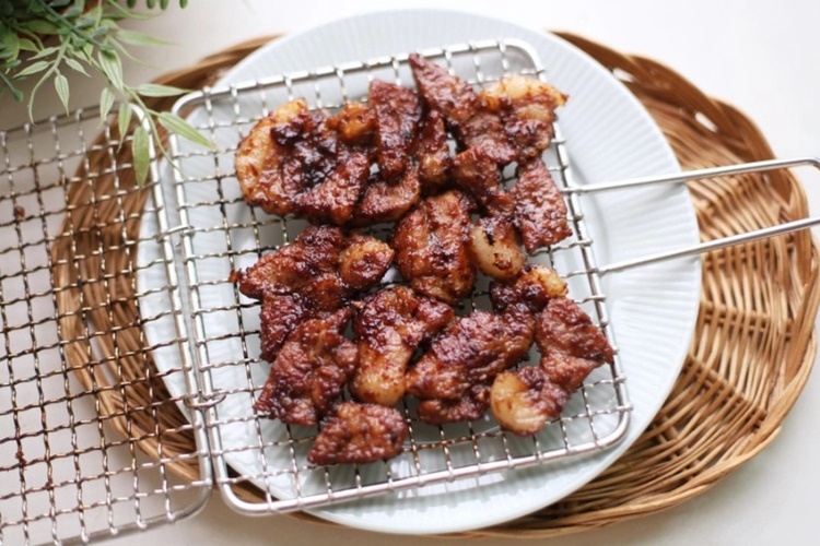 Thịt lợn nướng than hồng thơm ngon, đậm đà hương vị