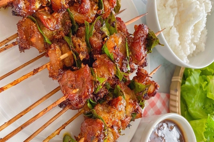 Thịt lợn nướng lá móc mật sẽ hấp dẫn hơn khi ăn cùng cơm nóng