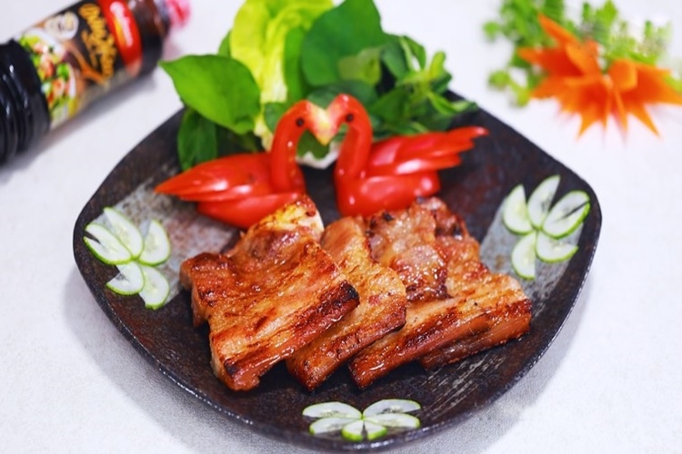 Thịt nướng BBQ được ăn cùng với rau thơm, dưa leo