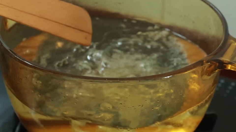 Nấu nước đường và giấm để ngâm củ kiệu