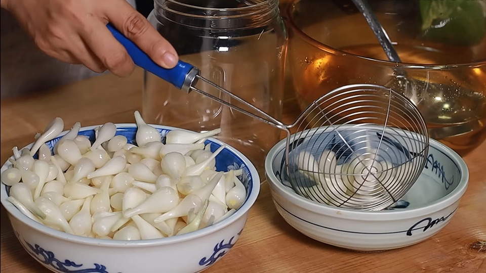 Rửa sơ qua củ kiệu với nước giấm đường