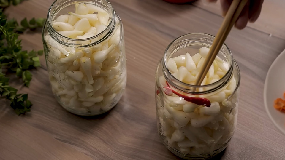 Cho củ kiệu vào hũ ngâm cùng ớt và cà rốt