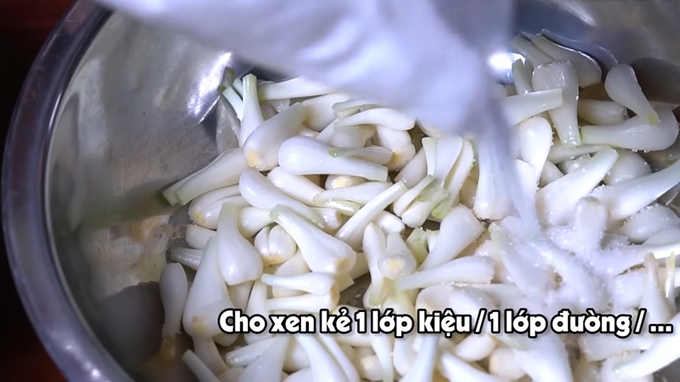 Ướp đường cho củ kiệu