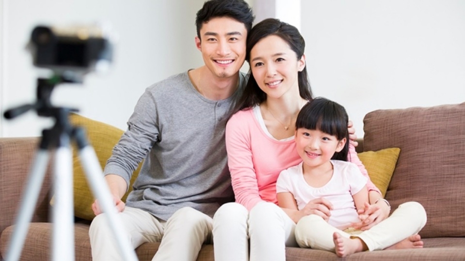 Chụp ảnh 3 người theo phương Tây