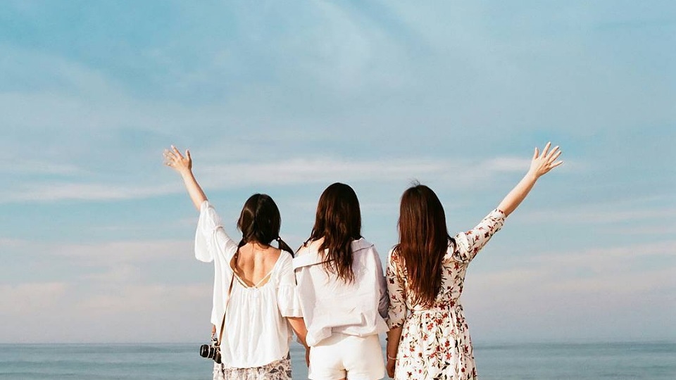Chụp ảnh 3 người có sao không