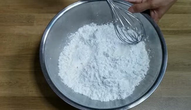 Bước 1: Chuẩn bị bột gạo
