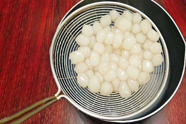Luộc ở lửa vừa cho đến khi viên bột lọc trong lại thì vớt ra