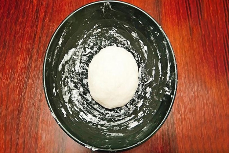 Nhồi cho tới khi khối bột dẻo lại