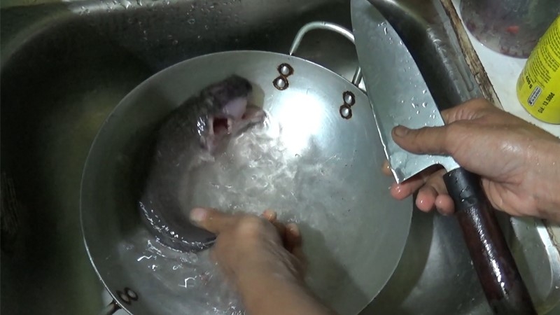 Sơ chế cá lóc với rượu trắng