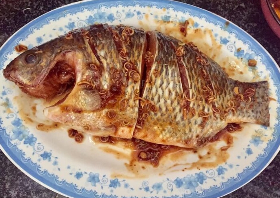 Ướp cá với gói sốt đồ nướng và sả băm