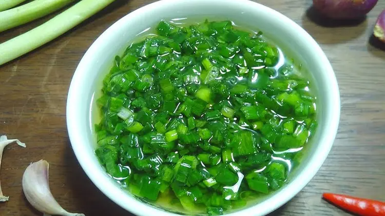 Bước 4: Rưới mỡ hành
