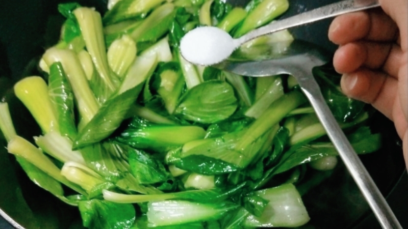 Các bước thực hiện món cải thìa xào dầu hào 2