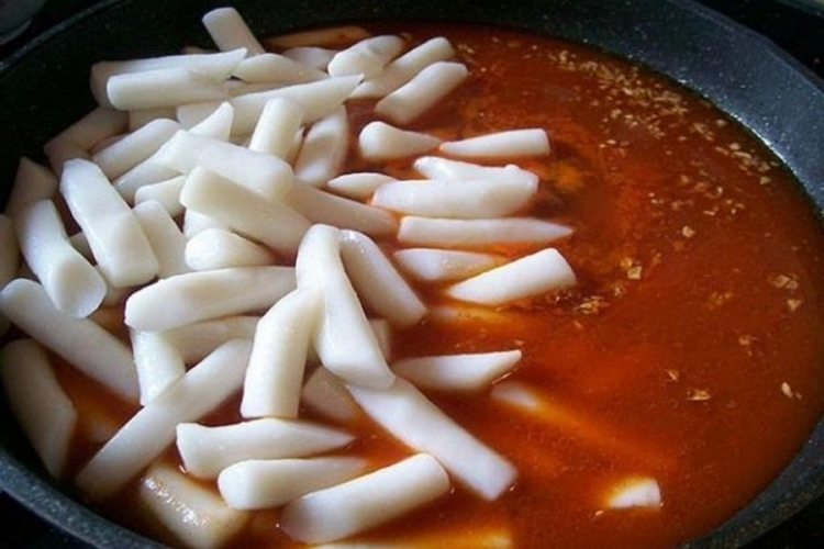 Cách làm bánh gạo cay chuẩn vị Hàn Quốc, siêu ngon siêu cay và cực dễ làm