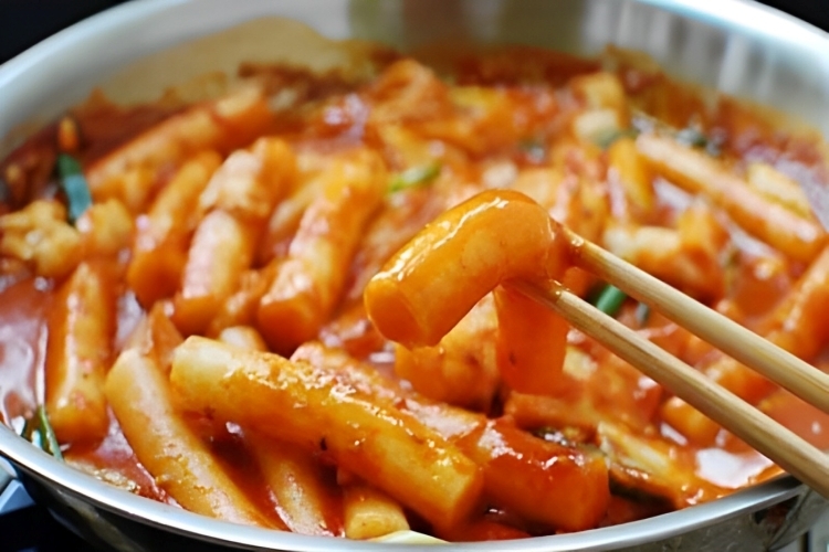 Cách làm bánh gạo cay chuẩn vị Hàn Quốc, siêu ngon siêu cay và cực dễ làm