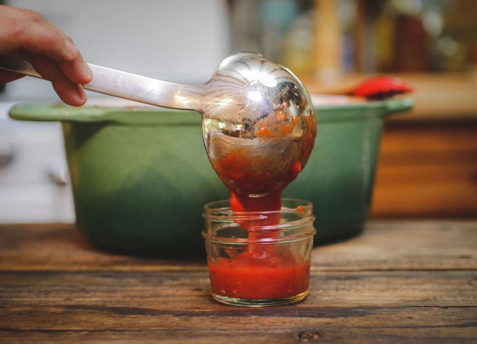 Chú ý để chừa lại một chút khoảng trống trong lọ đựng, không cho tương cà quá đầy